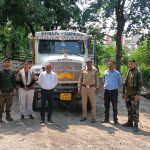 सूचना पर वन विभाग की बड़ी कार्रवाई,,, फर्जी नंबर प्लेट लगाकर उपखनिज लेने गया वाहन कब्जे में,,,।