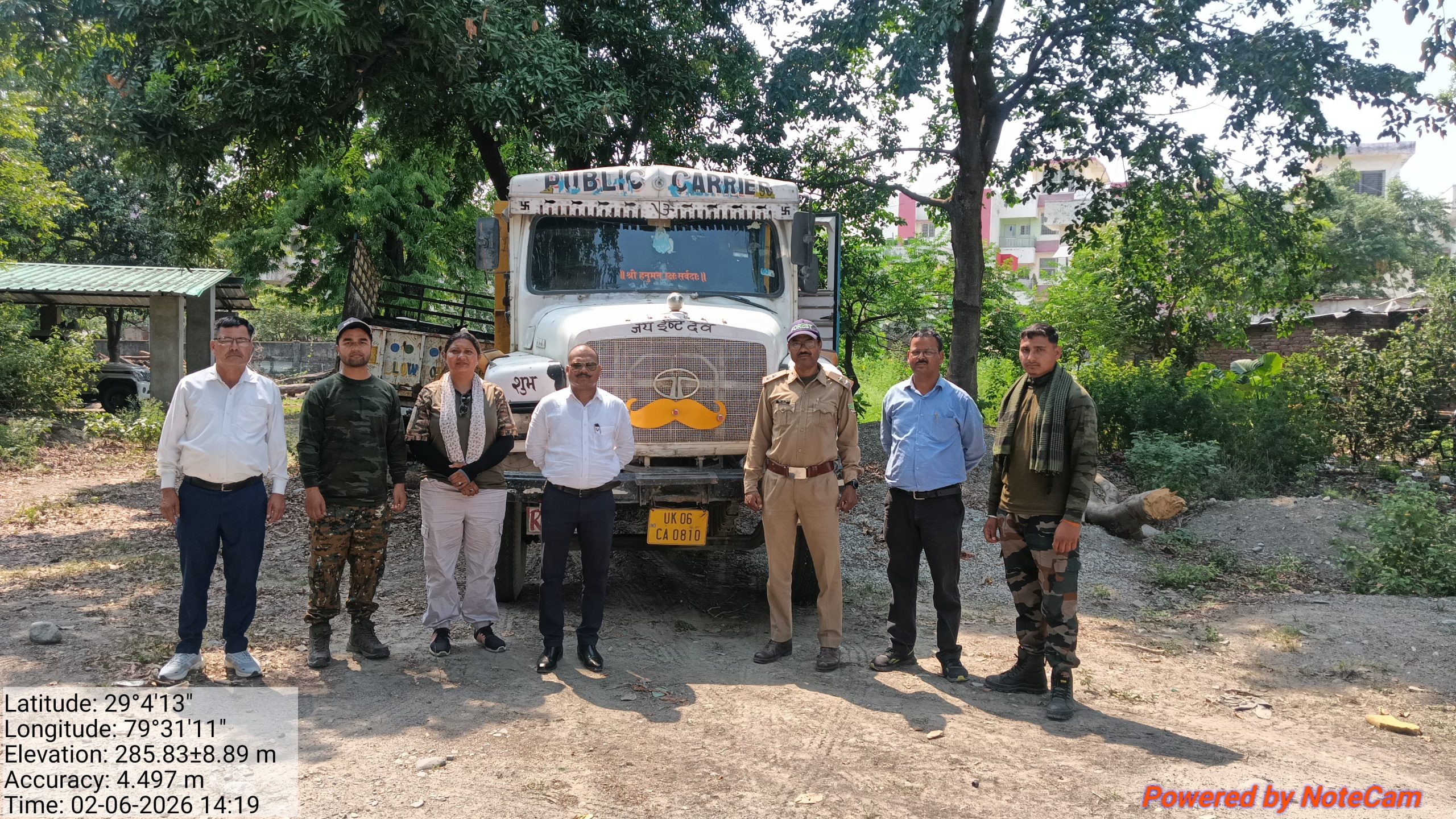 सूचना पर वन विभाग की बड़ी कार्रवाई,,, फर्जी नंबर प्लेट लगाकर उपखनिज लेने गया वाहन कब्जे में,,,।