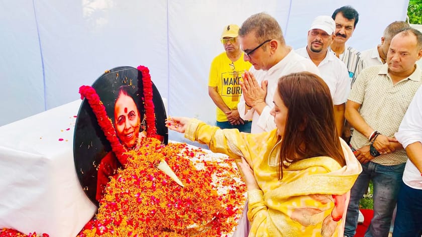 स्व. इंदिरा हृदयेश को नमन कर पुण्यतिथि पर दी गयी श्रद्धांजलि।
