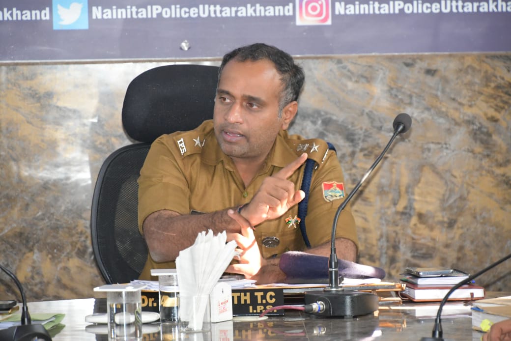 कैंची धाम ड्यूटी :-  वर्दी पर दाग लगाने वालों पर बर्खास्तगी की तलवार..।