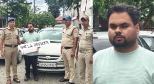 हल्द्वानी में नकली IB ऑफिसर पकड़ा,,,, नीली बत्ती और भारत सरकार का बोर्ड लगाकर घूम रहा था युवक,,।
